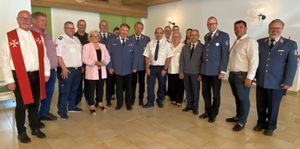 An der Diözesanversammlung nahmen auch zahlreiche Funktionsträger teil, hier mit Diözesanleiter Max-Georg Graf von Arco auf Valley (3.v.r.), Diözesangeschäftsführer Rainer F. Breinbauer (r.), Diözesanseelsorger Pfarrer Johannes B. Trum (l.) und den Ehrengästen Passaus Bürgermeister Armin Dickl (2.v.r.) sowie die stellvertretenden Landräte aus Freyung-Grafenau und Passau, Helga Weinberger (5.v.l.) und Klaus Jeggle (2.v.l.).