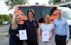 Christina Radke (li.) und Anne Kaeder (3.vl.) wurden berufen zu Leiterinnen des Besuch- und Begleitungsdienst „mobil & mittendrin“ in Erftstadt durch Alexandra Bonde, Diözesanoberin der Malteser im Erzbistum Köln (2.v.l.) mit Burk Holzhauer, Geschäftsführer der Malteser in Erftstadt (r.). 