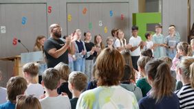 Kinder und Lehrer bei der Bodypercussion 