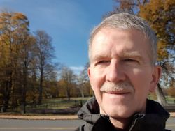 Gesicht vor Landschaft