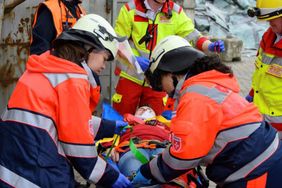 Sanitäterinnen helfen einem Verletzten. Foto: Seeger