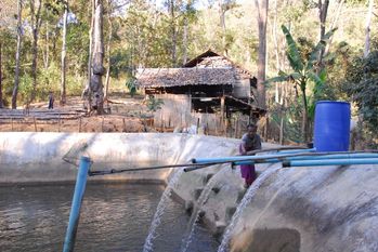 L'eau potable est distribuée dans le camps grâce à deux réservoirs à eau, dont l'entretien est pris en charge par les réfugiés.