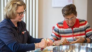 In der mobilen Küche der Malteser schälen zwei Frauen Kartoffeln. 