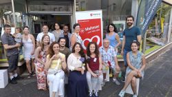 Gruppenbild der Ehrenamtlichen vor dem Atelier Zitronenblau (Foto: Malteser Kaiserslautern)