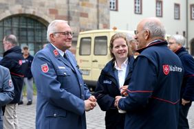 Zwei Männer und eine Frau in Malteser Dienstbekleidung