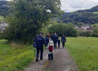 Eine Gruppe von Maltesern wandert durch die Schwäbische Alb. 