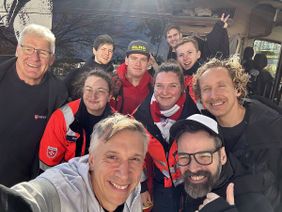 Einsatzkräfte aus der Unfallhilfsstelle Deutzer Brücke trafen die Jungs von Kasalla im Einsatz und machten gleich ein Selfie mit den beliebten Kölschrockern.