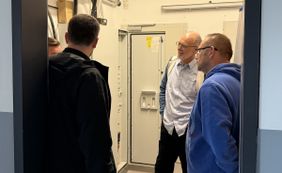 Bei der finalen technischen Einweisung wird den Verantwortlichen der Schule die Funktionsweise der Photovoltaik-Anlage erklärt. 