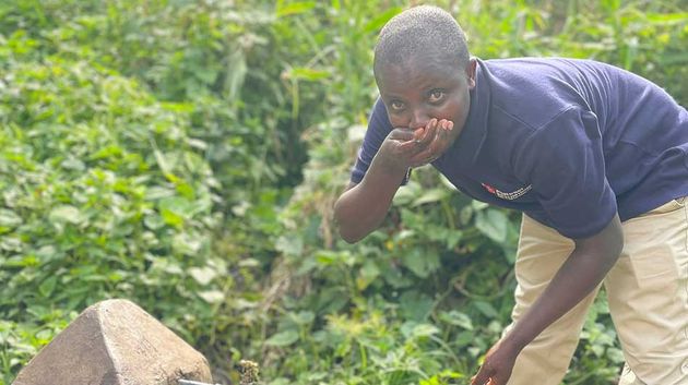 Ein Mann trinkt Wasser aus seiner Hand