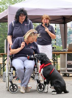 Ein Einblick in das rege und bunte Treiben am vergangenen Samstag rund um das Malteser Zentrum. Geboten wurden afghanischer Tanz, Vorstellung des Besuchs- und Begleitungsdienstes mit Hund, gemeinsame Katastrophenschutz-Übung mit dem THW sowie einen Vortrag zum Thema Patientenverfügung und Co. Fotos: Malteser Fulda/Antonia Sauer