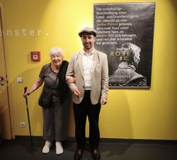 Eine ältere Frau und ein junger Mann als Kulturpaar