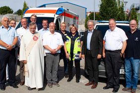 Foto: Malteser/Silvia Bergmann - Im Beisein zahlreicher Gäste, segnete der langjährige Diakon und ehemalige Malteser Kreisbeauftragte Heinz-Georg Muth vier neue Fahrzeuge der Rettungswache Niederselters.