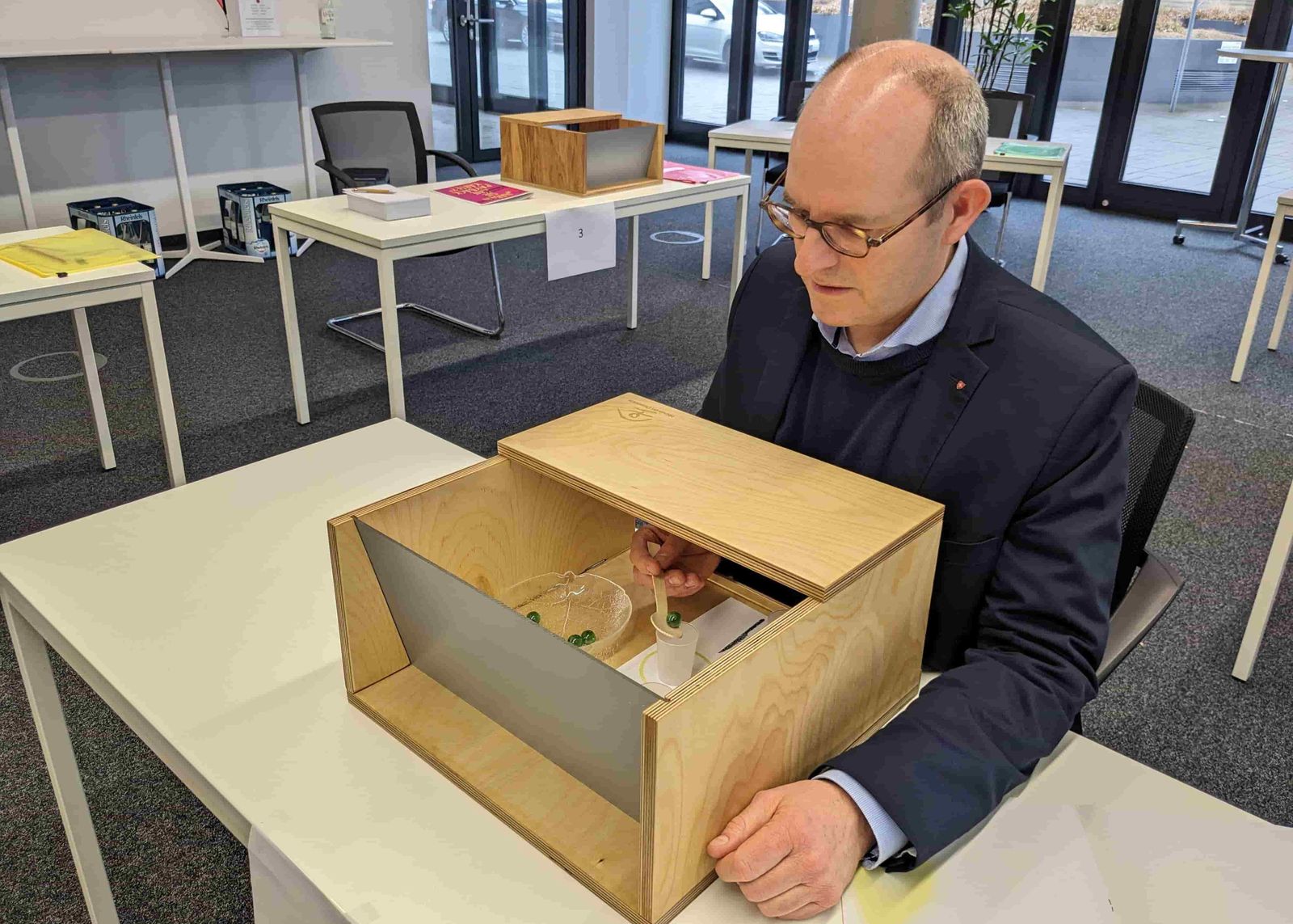 Vorstandsvorsitzender Dr. Elmar Pankau hat erfolgreich eine Murmel auf den Löffel befördert.