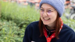 Junge Malteser Mitarbeiterin mit Mütz