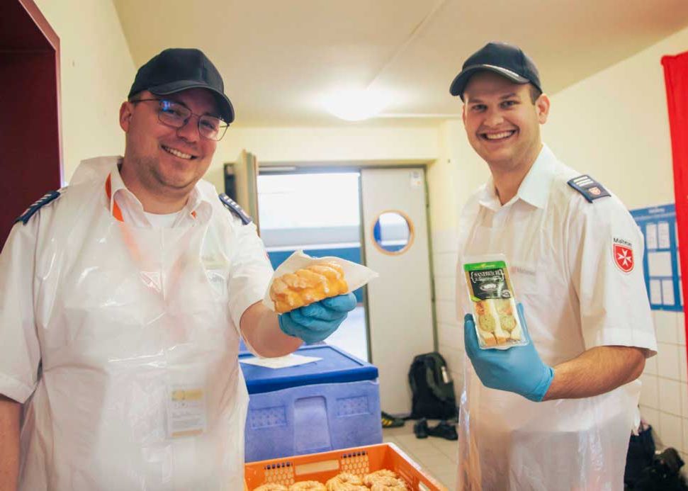 Nils Schultz und sein Kollege haben das Frühstück auch selbst gekostet und für gut befunden.