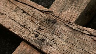 Ein Kreuz aus grob bearbeitetem Holz