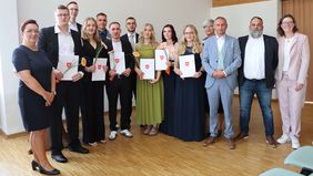 Gruppenfoto junger Menschen, die ihre Zeugnisse als Notfallsanitäter erhalten haben