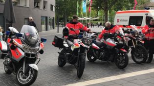 Die Motorräder der Motorradstaffel stehen neben einem Rettungswagen
