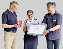 Vizepräsidentin Clementine Perlitt und Diözesanleiter Prof. Dr. Christopher Wolf überreichen dem stellvertretenden Diözesanleiter Matthias Geist das Verdienstkreuz „Pro Merito Melitensi“ Foto: Malteser Speyer