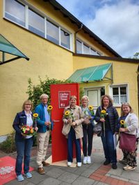 Ehrenamtliche der Trauergruppen der Malteser Twistringen und Alfhausen posieren mit Sonnenblumen.
