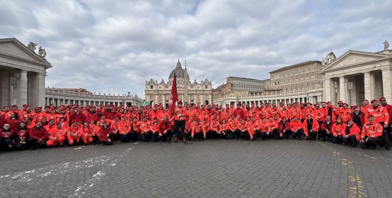 Gruppenbild der italienischen Malteser auf dem Petersplatz in Rom