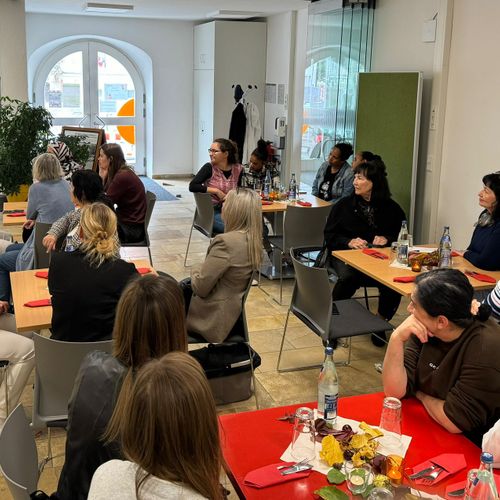 Frauen frühstücken gemeinsam