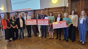 Die Preisträger der Projekte stehen mit den Initiatoren der Stadt Halle zur Scheckübergabe zusammen.