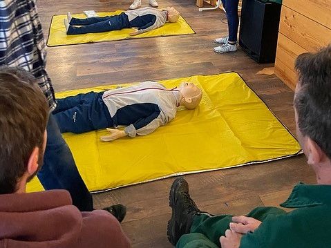 Teilnehmende eines Erste Hilfe Kurs Singen