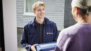 Mitarbeiter stellt Essen zu