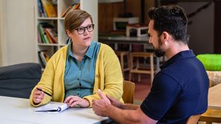 Der Schulbegleiter im Gespräch mit einer Mutter.