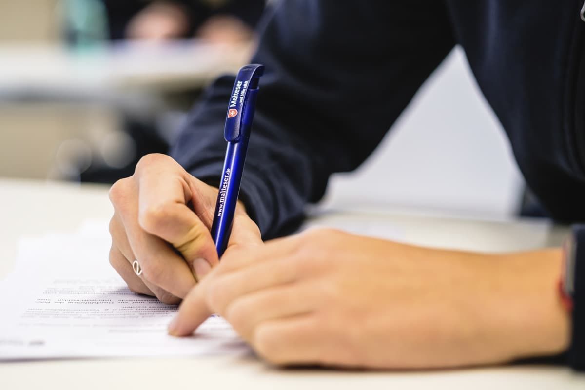 Nahaufnahme eines Schreibprozesses während der fachlichen Ausbildung im FSJ bei den Maltesern.