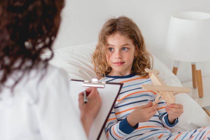 Ein Kind in einem Krankenhausbett