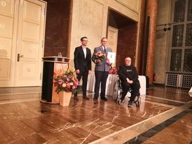 Malteser Mitarbeiter erhält Ehrennadel für besonderes soziales Engagement.