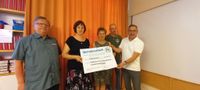 Spendenübergabe für den KinderTrauerTreff der Malteser in Annaberg-Buchholz. Es stehen nebeneinander Pfarrer Andreas Schumann, Jana Hering und Beate Röder (Malteser Hilfsdienst e.V.), Jens Richter und Michael Körner (Kirchgemeinderat) und halten den Spendenscheck in der Hand.