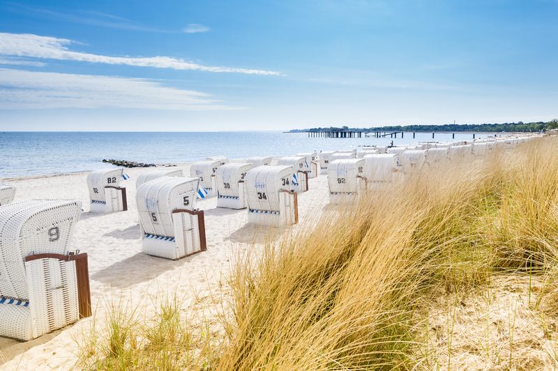 Strand mit Strandkörben am Meer