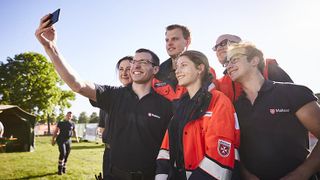 Eine Gruppe von Maltesern macht ein Selfie.