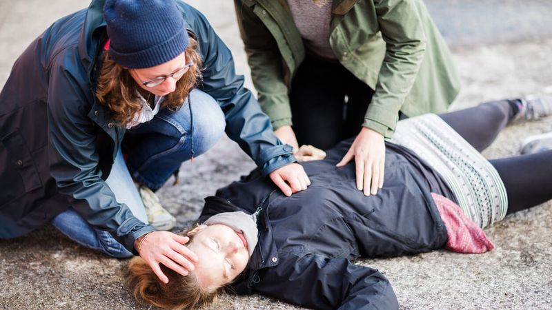 Erste Hilfe: Zwei junge Frauen kümmern sich um blutendes Unfallopfer