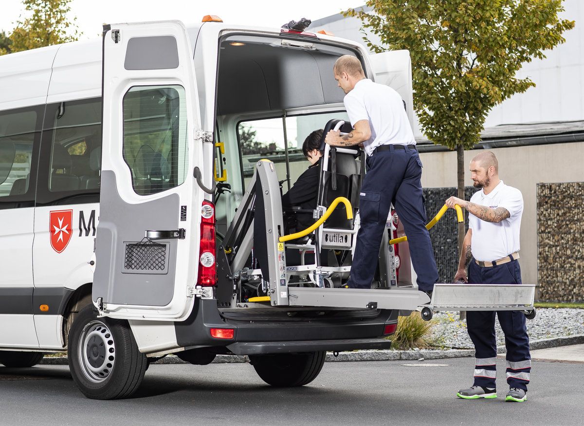 Fahrer im Behindertenfahrdienst arbeiten im Malteser Fahrdienst.