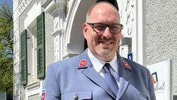 Tomke Albers vor einem Gebäude.