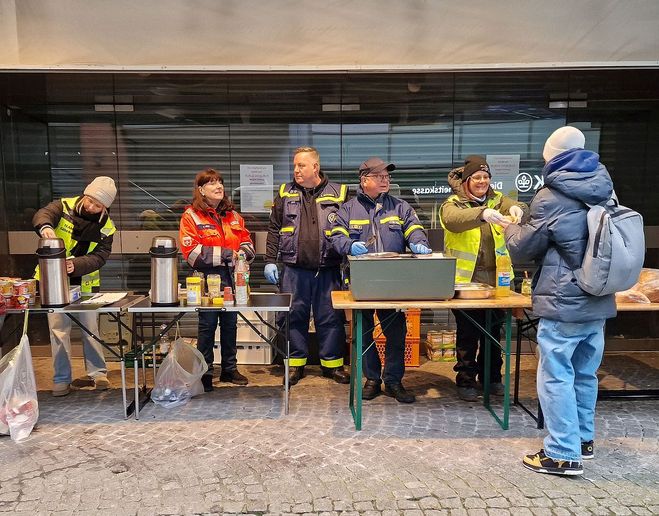 Das Team des Solinger Kältebus versorgt in den Wintermonaten vier Mal die Woche mit Unterstützung des THW hilfsbedürftige Menschen u.a. mit warmen Getränken und Essen. Hier beim traditionellen Hotdog-Essen zum Ende der vergangenen Einsatzzeit.