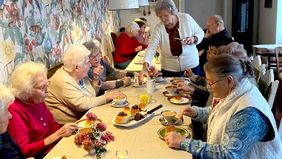 Senioren essen Kuchen