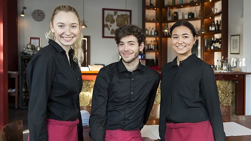 Junge Menschen arbeiten in der Gastronomie