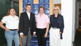 Die Bundestagsabgeordnete Katrin Staffler empfängt in ihrem Büro Sophie Hausmaninger, stellv. Leiterin Malteser Trauergruppe für Kinder und Jugendliche, Malteser Kreisgeschäftsführer Thomas Rapp und Stefanie Rappl, Leiterin der Malteser Trauergruppe (Foto Julia Krill). 