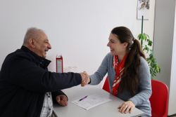 Eine Frau ist mit einem Mann im Gespräch