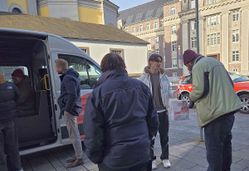 Die Auszubildenden der DIC Henry Schein Dental Deutschland GmbH beim Austeilen der Tüten mit Hygieneprodukten an Gäste von jotdrop des Flingern mobil e. V. 