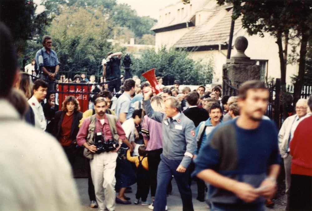 Budapest 1989: Menschenmenge beim Malteser Zeltlager für die DDR-Flüchtlinge