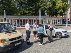 Redakteure von Radio Nordseewelle vor einem Fahrzeug der Malteser Aurich