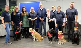 Alle Teams haben erfolgreich die Abschlussprüfung des Besuchs- und Begleitungsdienstes mit Hund der Malteser in Hennef bestanden, v.l.: Elke Wertenbruch, ehrenamtliche Leiterin des Dienstes mit Melanie Frieben und Labrador Mia; Trainerin Britta Gasparics; Miriam Müller und Hündin Nele; dem stellvertretenden Malteser Stadtbeauftragten Martin Rösler; Lisa Werner mit Tochter und Hündin Joy; Claudia Lange und Mischling Vio sowie ebenfalls vom ehrenamtlichen Leitungsteam Vincent Lagendijk mit seinem Hund Flip. 