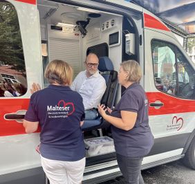 Michael Everwand, ehemaliges Mitglied des Kölner Kölner Dreigestirns, nahm an der Challenge teil und ließ sich zuvor den Malteser Herzenswunsch-Krankenwagen zeigen und erklären.