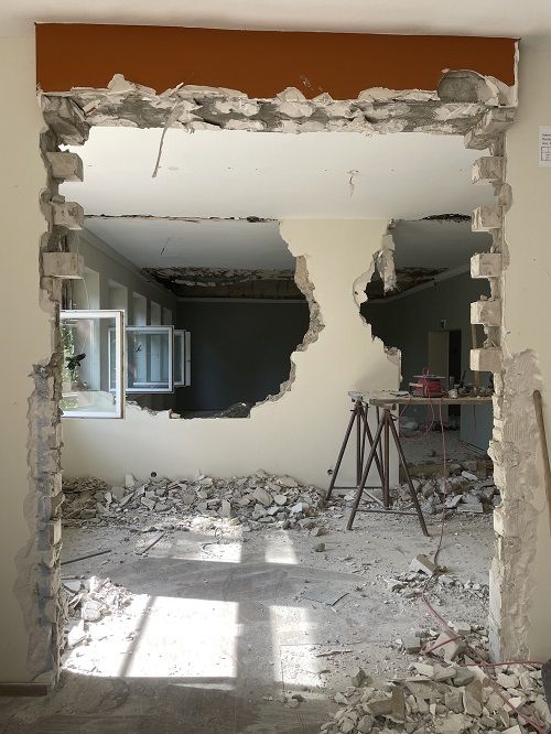 Die ersten Wanddurchbrüche sind gemacht!
